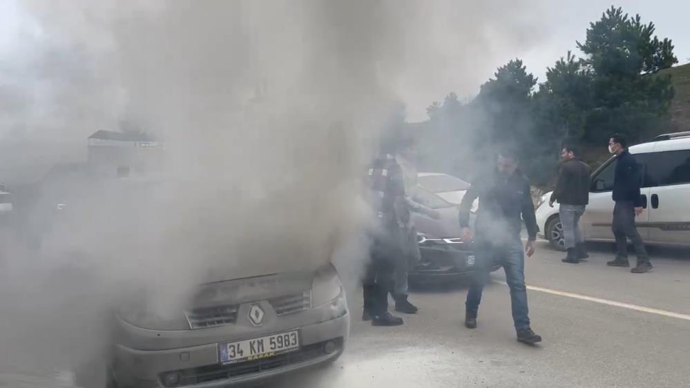Uludağ yolunda yanan otomobil kullanılamaz hale geldi