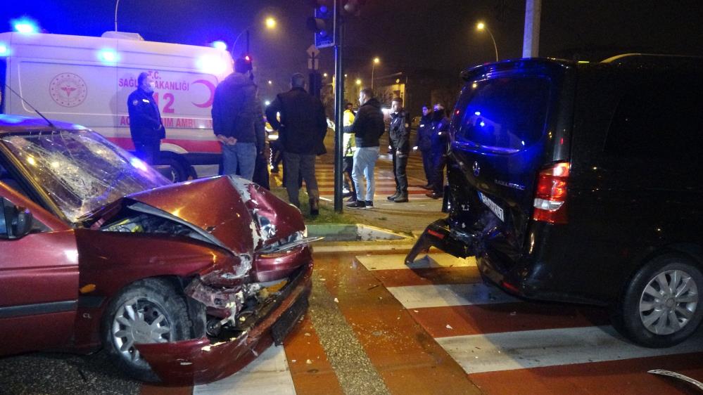 Bursa’da ışıkta bekleyen VIP minibüse otomobil arkadan çarptı