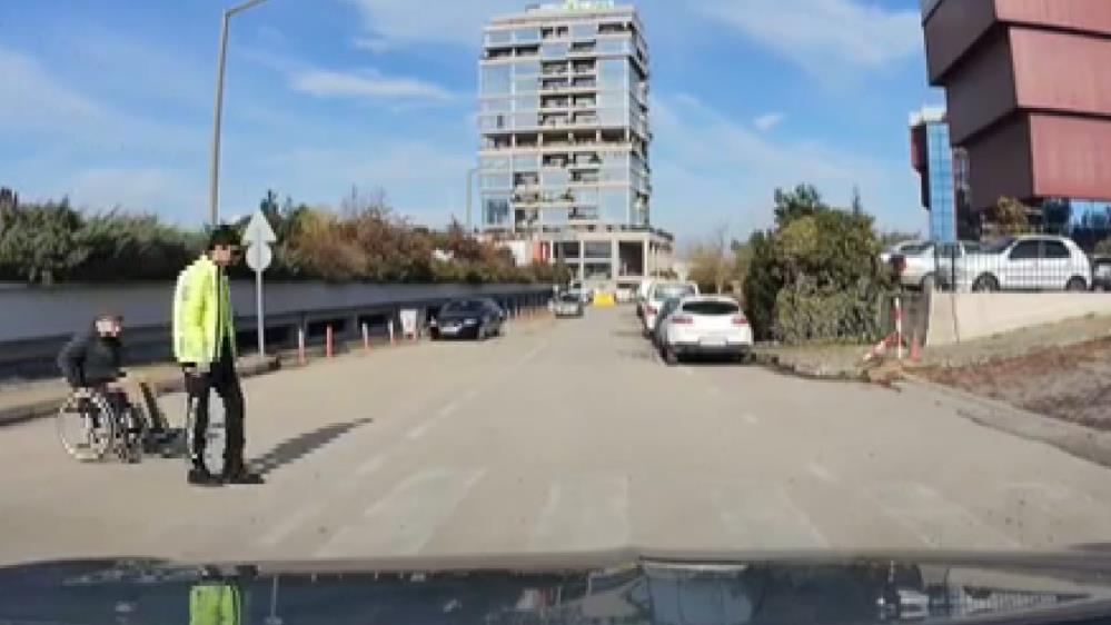 Bursa’da engelli vatandaşın imdadına trafik polisi yetişti Bursa’da engelli vatandaşın imdadına trafik polisi yetişti