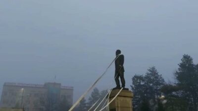 Kazakistan’da protestocular Nazarbayev’in heykelini yıkmaya çalıştı