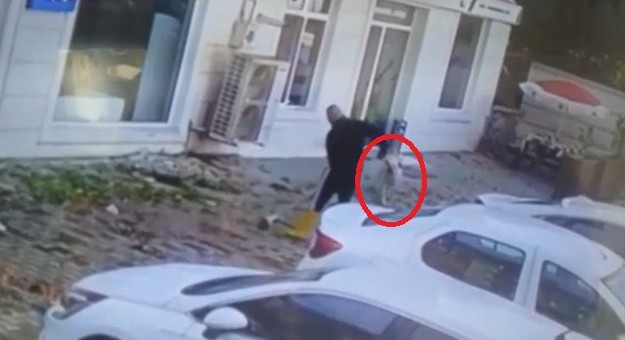 Bursa’da kaldırımı temizlerken köpek saldırısına uğradı Bursa’da kaldırımı temizlerken köpek saldırısına uğradı