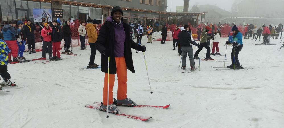 Uludağ’da Afrikalı gencin kar keyfi!