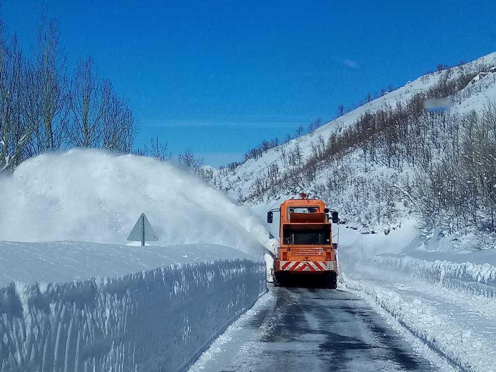 Kar kalınlığının 1 metreye ulaştığı 4 ilçede eğitime bir gün ara verildi