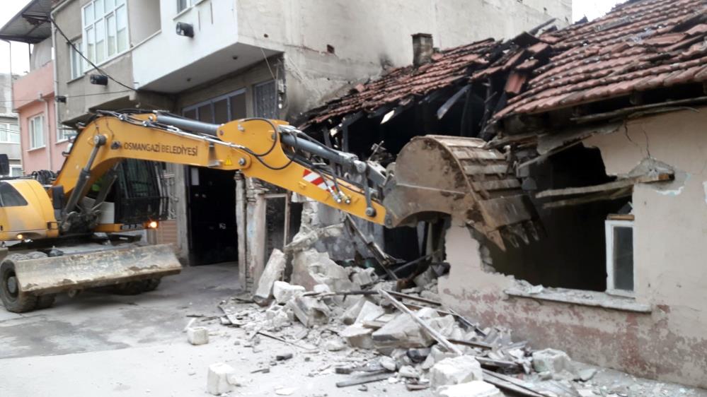 Osmangazi’de metruk bina temizliği sürüyor Osmangazi’de metruk bina temizliği sürüyor