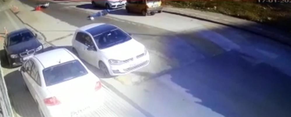Bursa’da kaygan yol motosikleti devirdi Bursa’da kaygan yol motosikleti devirdi