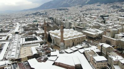 Bursa’da beklenen kar başladı… Şehir, beyaz örtüyle buluştu!