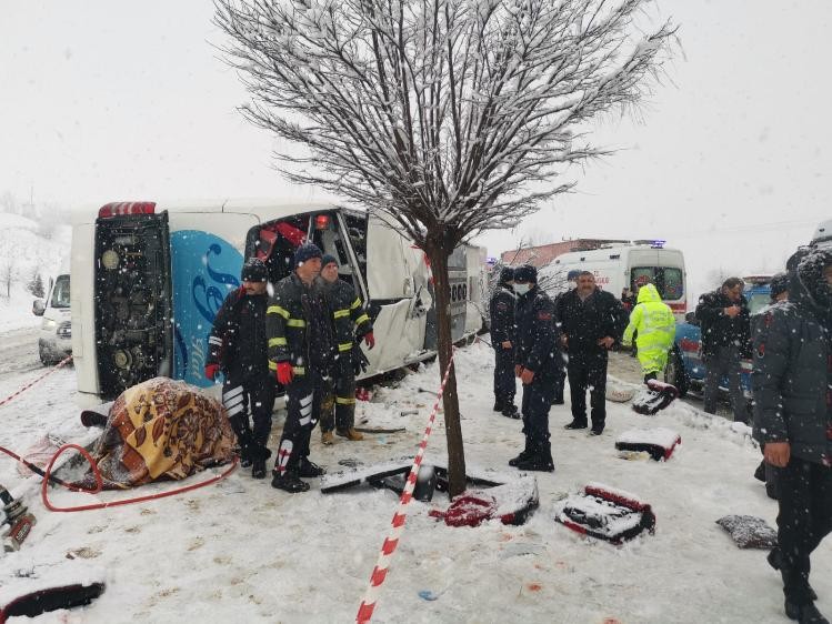 Tokat’ta yolcu otobüsü devrildi: 1 ölü, çok sayıda yaralı Tokat’ta yolcu otobüsü devrildi: 1 ölü, çok sayıda yaralı