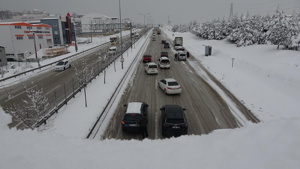 Bursa’da otobüs ve kamyonlar yoldan çıktı, yolu trafiğe kapattı!