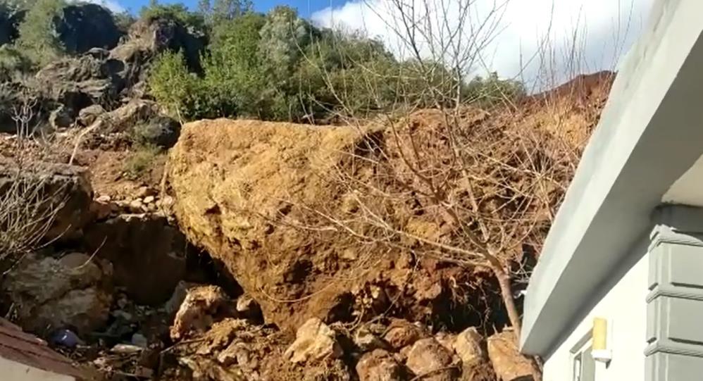 Dev kaya parçası 30 metre yükseklikten evin üzerine düştü