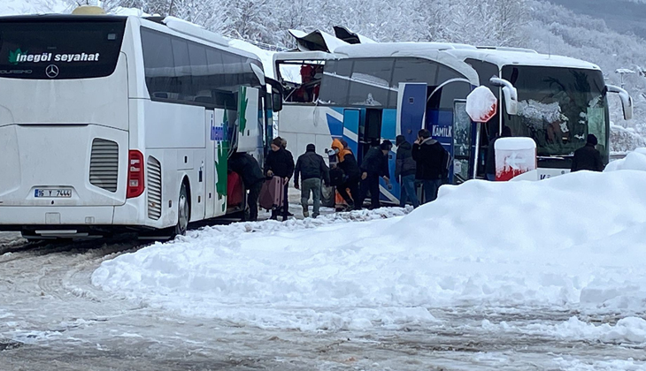 Bursa’da kontrolden çıkan yolcu otobüsü, TIR ile çarpıştı
