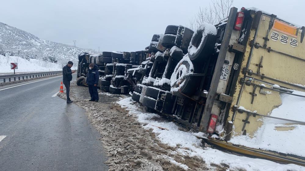 D100’de gümrük malı yüklü TIR devrildi