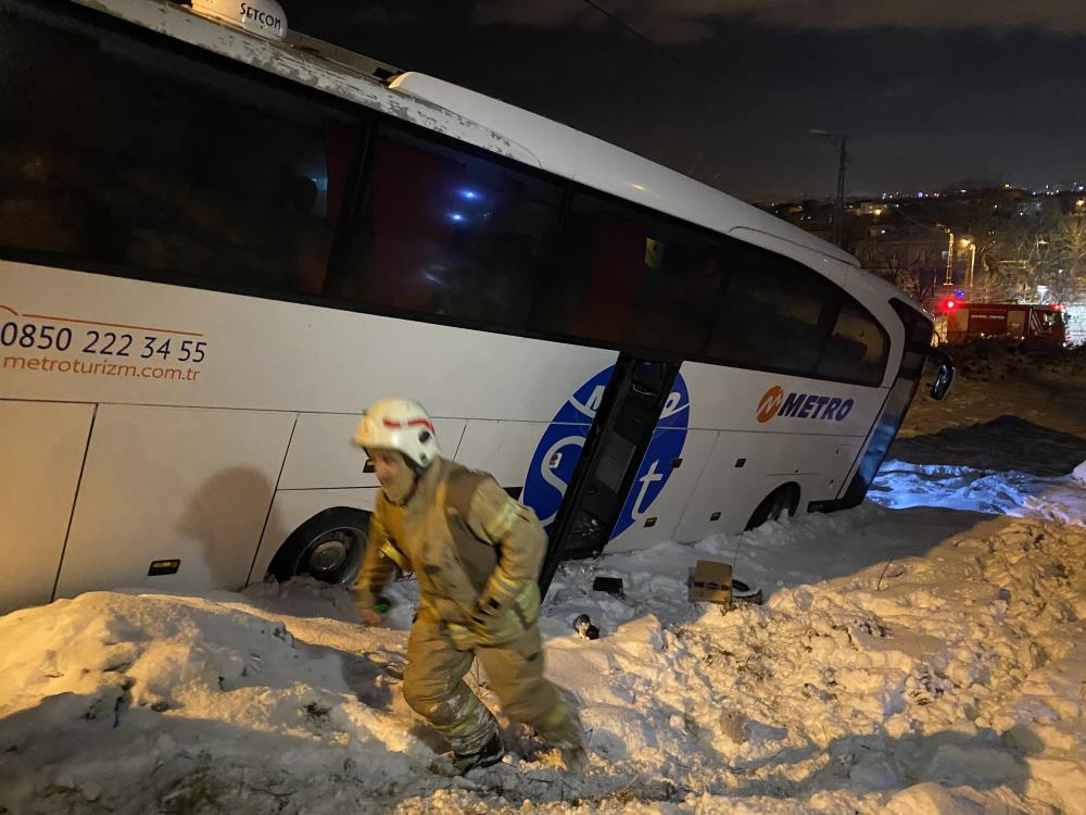 Yolcu otobüsü buzlanan yolda yan yattı