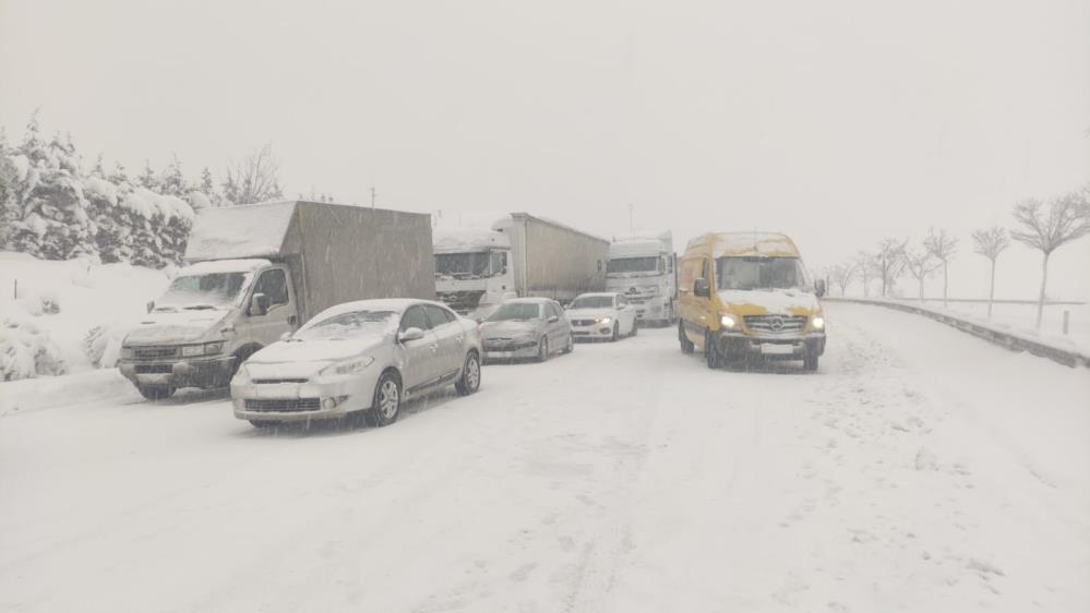 Yoğun kar yağışı Yalova-Bursa arasını trafiğe kapattı! Yoğun kar yağışı Yalova-Bursa arasını trafiğe kapattı!