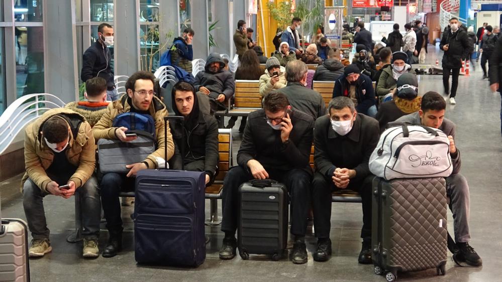 Yollar kapandı! Bursa’da yüzlerce vatandaş terminalden çıkamadı