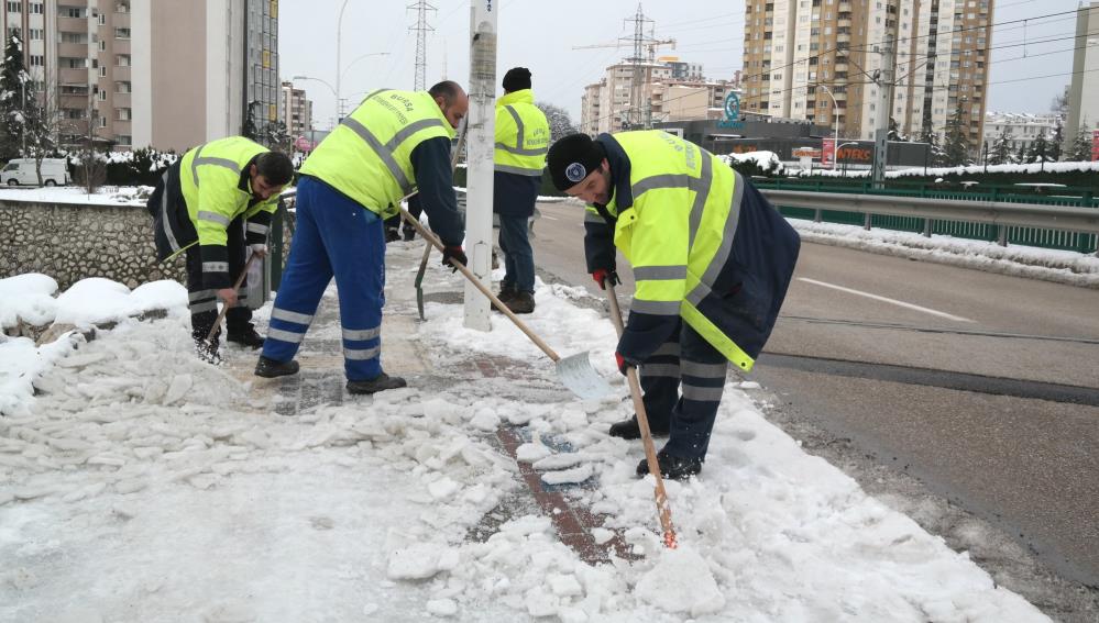 Bursa’da kar mangaları iş başında