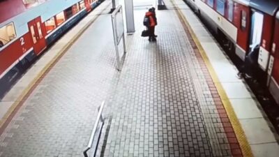 Trenin altına düşen kadın son anda kurtarıldı