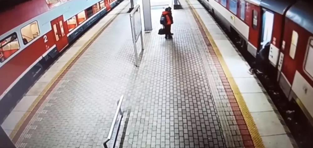 Trenin altına düşen kadın son anda kurtarıldı