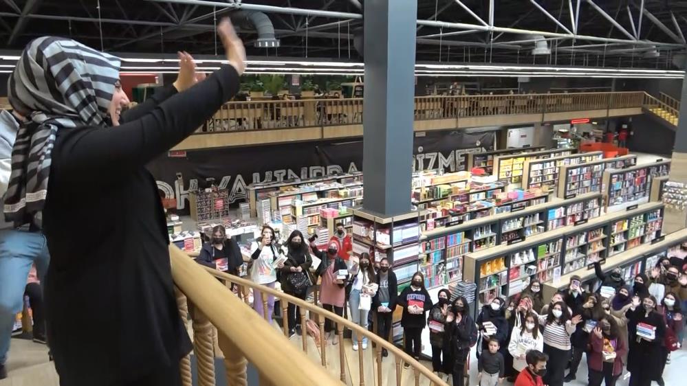 BKMKİTAP’da imza günü yoğunluğu BKMKİTAP’da imza günü yoğunluğu