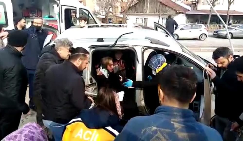 Bursa’da karşı yola uçan araçta can pazarı!