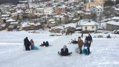 Bursa’da tahta kızak ve naylonlarla kar keyfi