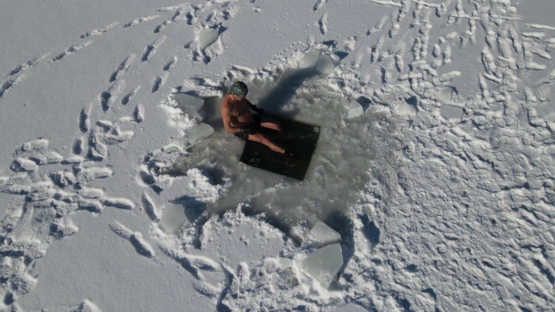 Uludağ’ın buz tutan göllerini testere ile kesti…Üzerinde yürüyüp altında yüzüyor