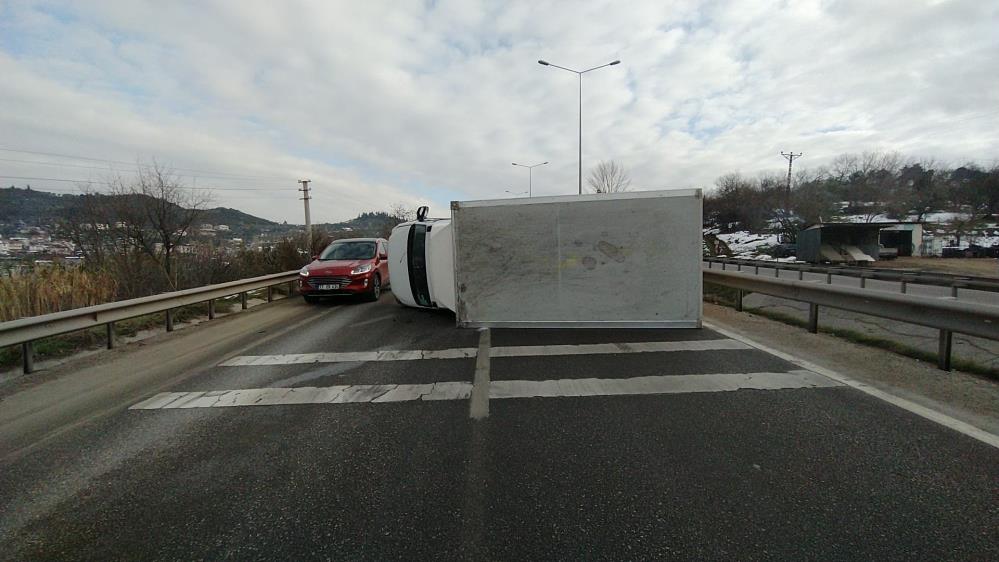 Bursa’da kamyonet devrildi, İstanbul yolu kilitlendi! Bursa’da kamyonet devrildi, İstanbul yolu kilitlendi!