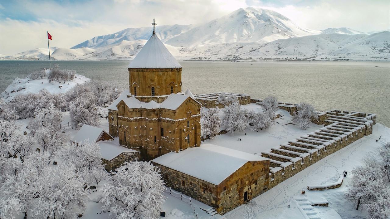 Akdamar Adası’nda seyrine doyumsuz kış manzarası