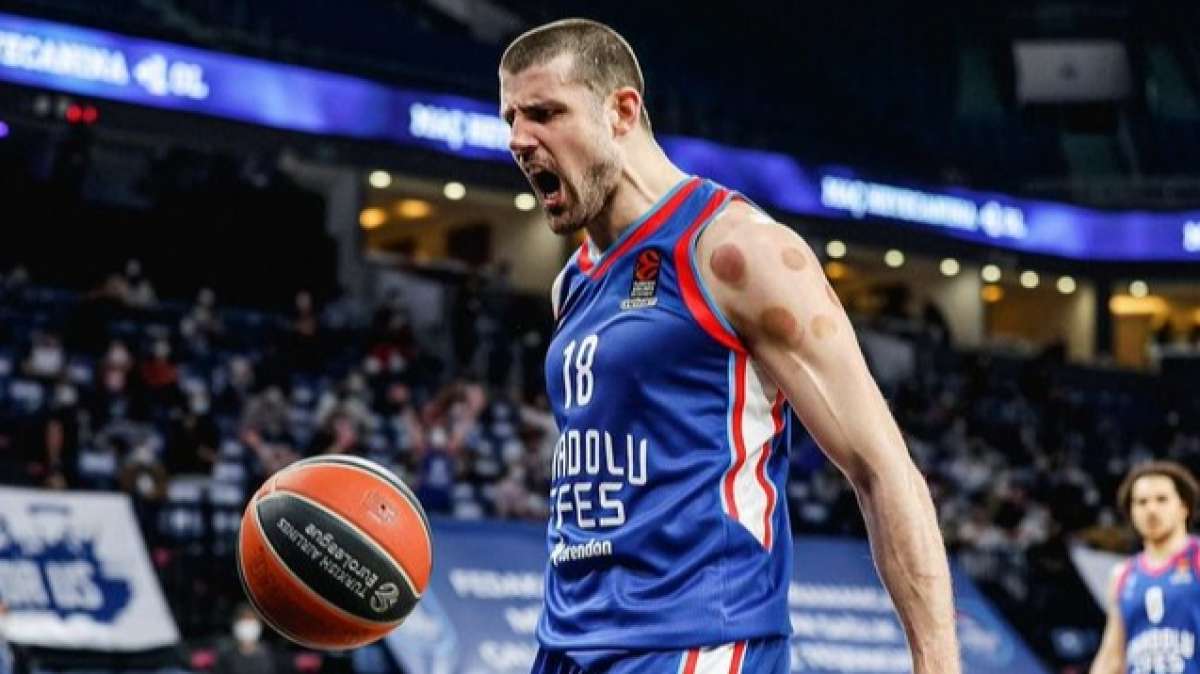 Anadolu Efes, son saniye basketiyle kazandı