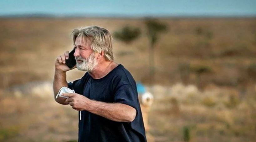 Alec Baldwin arama emrine rağmen telefonunu teslim etmedi