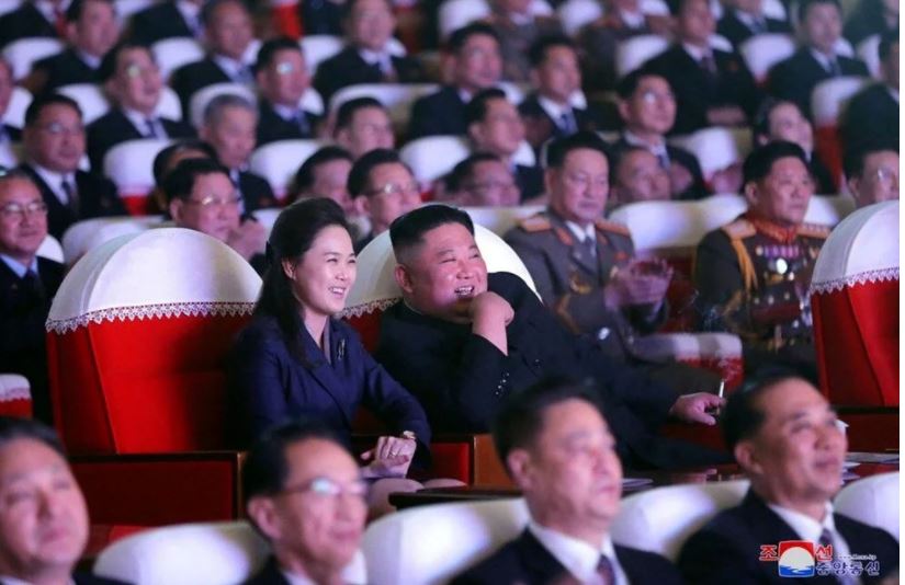 Kim Jong-un’un eşi Ri Sol-ju ponpon kız çıktı