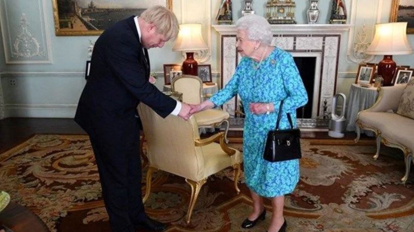 Boris Johnson’dan Kraliçe Elizabeth’e özür