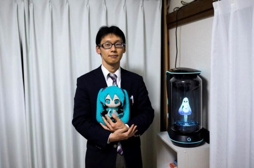 Hologramla evlenen Japon artık eşiyle konuşamıyor