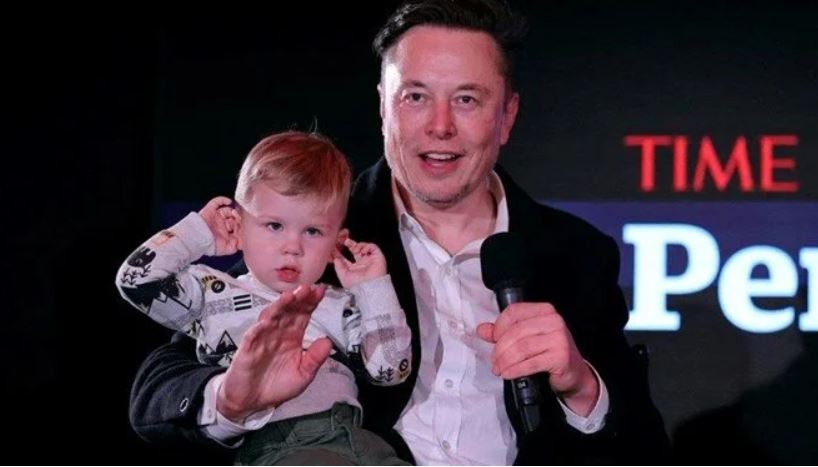 Elon Musk oğlunu maymuna benzetti