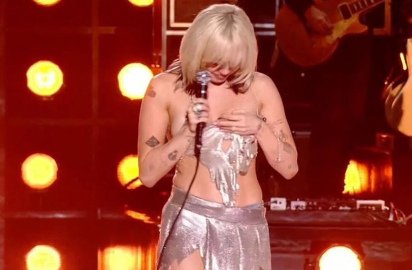 Miley Cyrus’ın sahnedeki zor anları