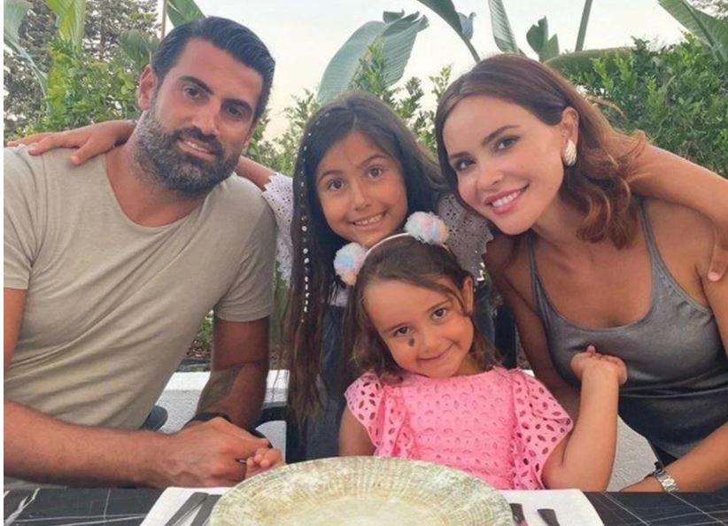 Volkan Demirel’in eşi Zeynep Sever Demirel kızlarıyla Afrika’da