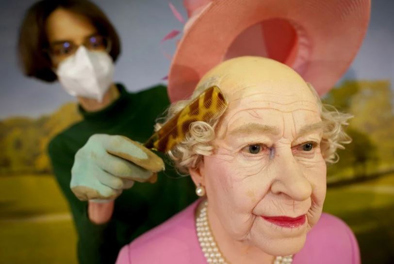 Kraliçe Elizabeth’in saçsız balmumu heykeli