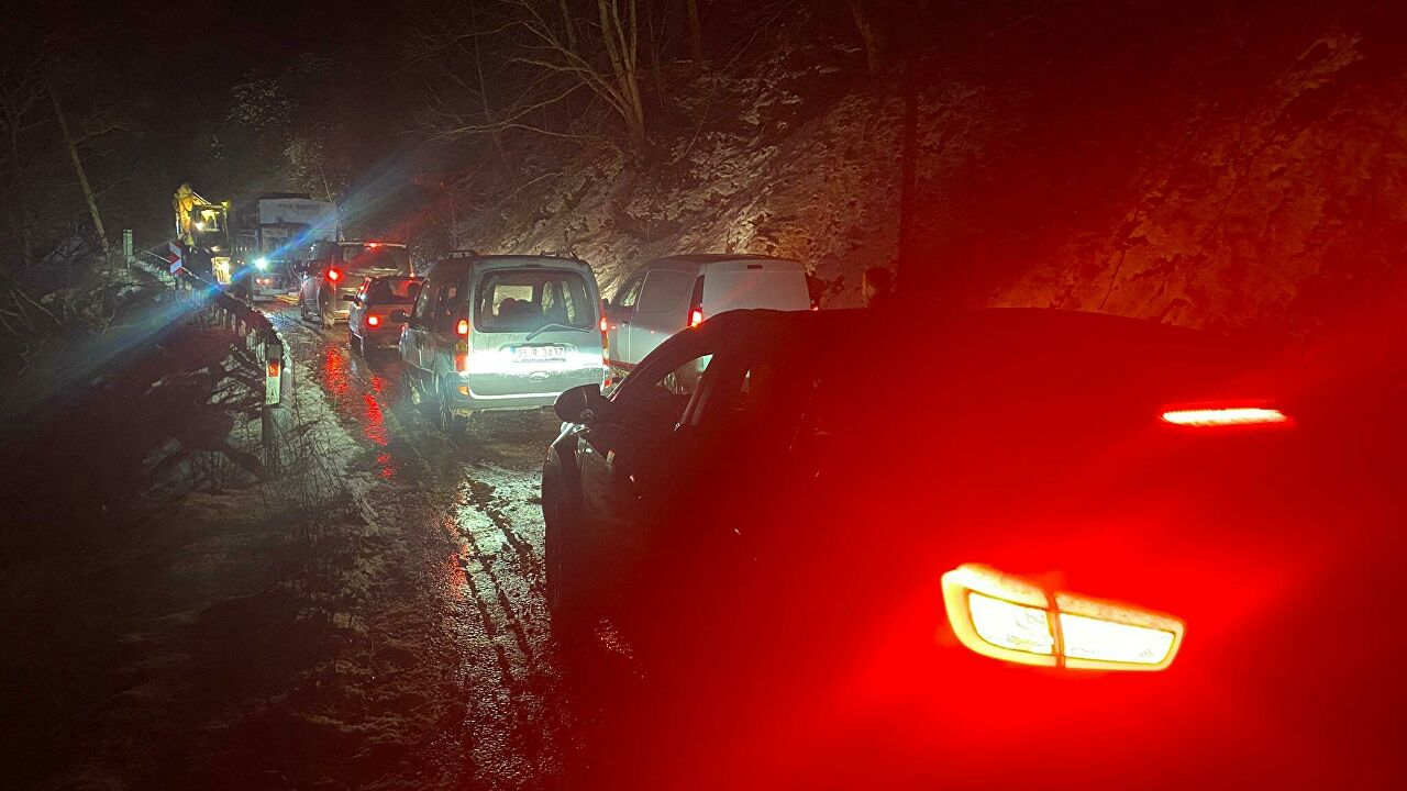 İzmir’de kar yağışı nedeniyle mahsur kalan 20 kişi, Aydın’da ise 15 kişi kurtarıldı