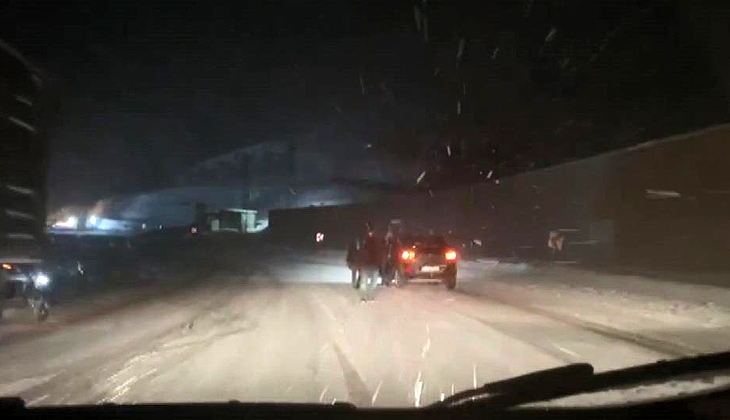 Kar bir anda bastırdı, onlarca araç yollarda mahsur kaldı