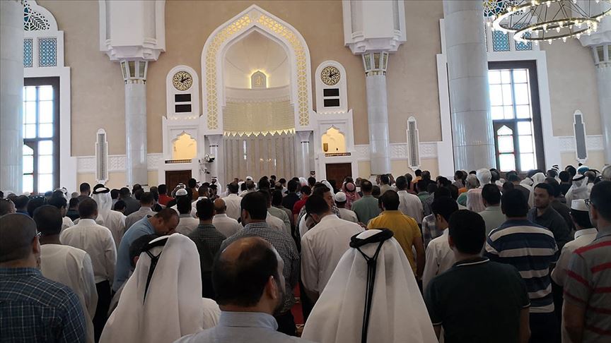 Katar, aşı olamayanların camiye girmesini yasakladı