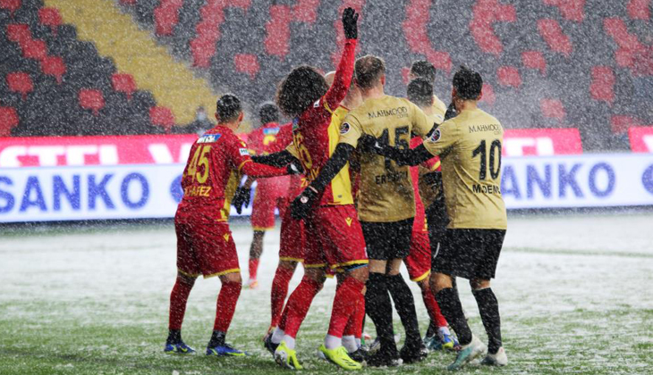 Süper Lig maçı yoğun kar yağışı nedeniyle yarıda kaldı