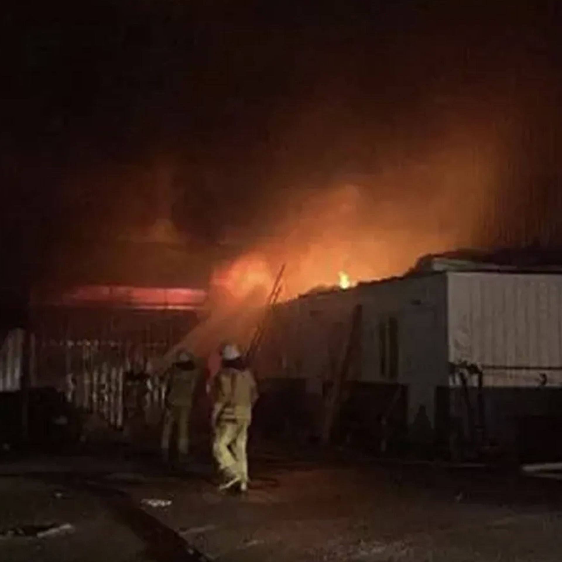 Sancaktepe’de bir geri dönüşüm deposunda yangın: Ekipler müdahale ediyor