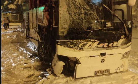 Yolcu otobüsü bariyerlere çarptı: 30 yaralı Yolcu otobüsü bariyerlere çarptı: 30 yaralı