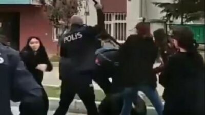 Bursa’da liseli kızlar arasında tekmeli yumruklu kavga! Polis müdahale etti…