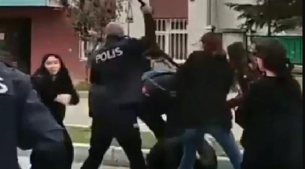 Bursa’da liseli kızlar arasında tekmeli yumruklu kavga! Polis müdahale etti…