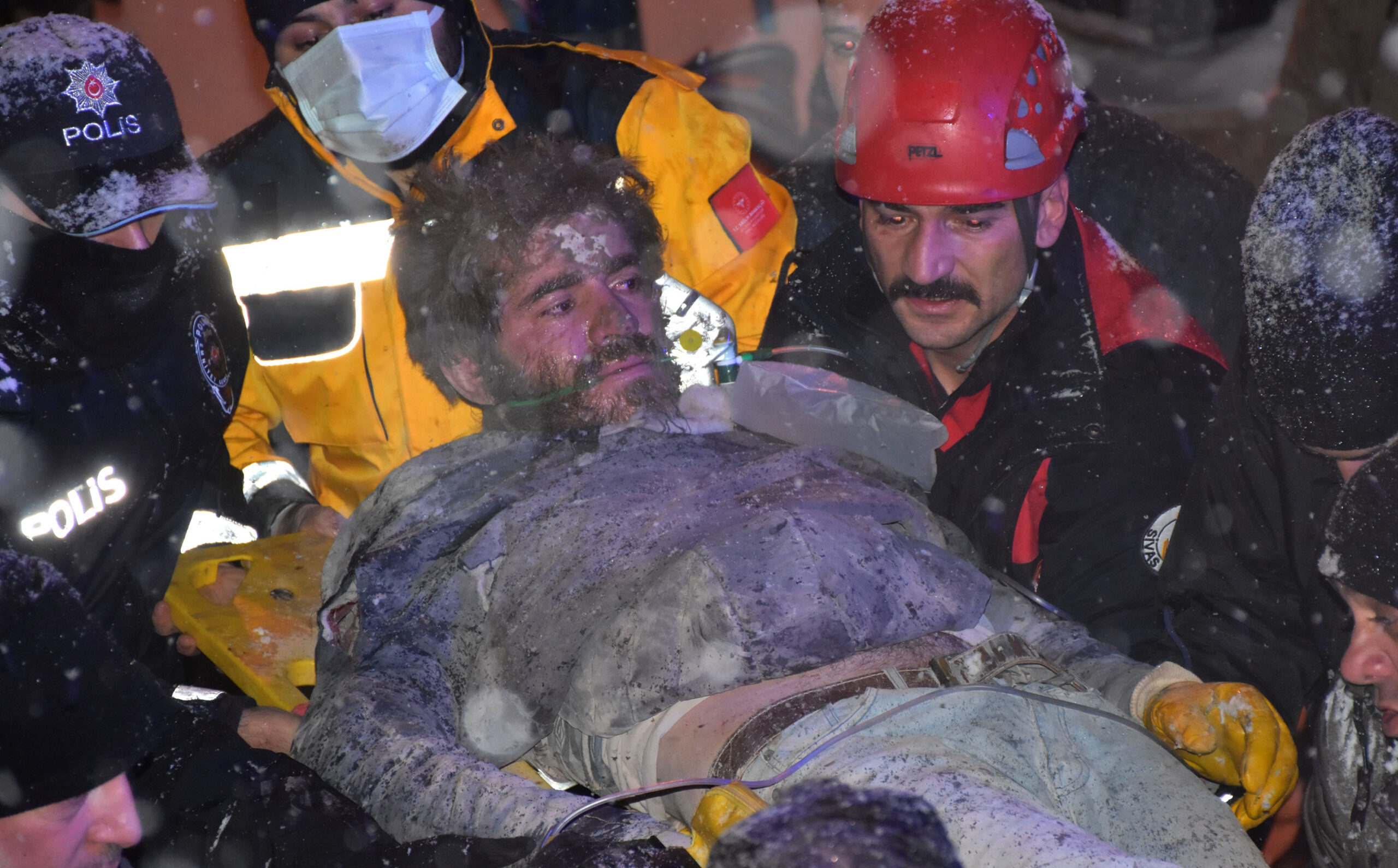 Altyapı çalışmasında gazdan etkilenen 2 işçi hastaneye kaldırıldı