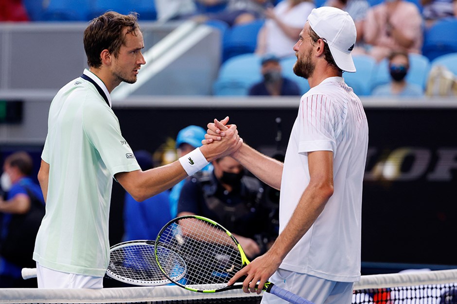 Medvedev ve Auger-Aliassime çeyrek finalde