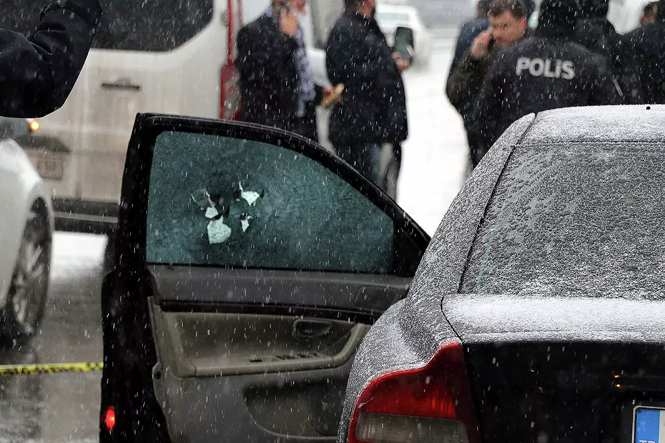 Eşine taciz sanığını adliye çıkışı otomobilinde vurdu