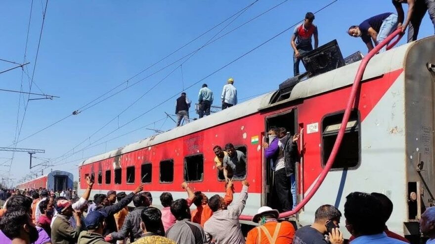 22 vagonlu trende yangın paniği