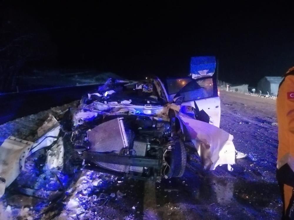 Yozgat’ta otomobil ile kamyon çarpıştı: 3 ölü, 2 yaralı