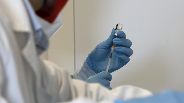 Yunanistan’da aşı olmayan sağlıkçılara işten çıkarma kararı